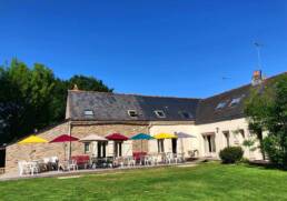 Terrasse en bois bien orientée du Grand Gîte du Menhir