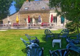 Terrasse bien exposée et jardin clos du Gite de Groupe en Loire-Atlantique