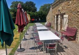 Terrasse en bois du Grand Gite du Menhir à Pontchateau