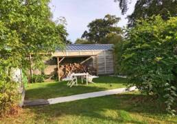 Jardin et abri de bois du Gite de groupe du Menhir à Pontchateau dans le 44