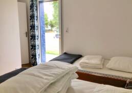 Chambre avec 1 lit double et 1 lit simple du lodge du Menhir à Pontchateau